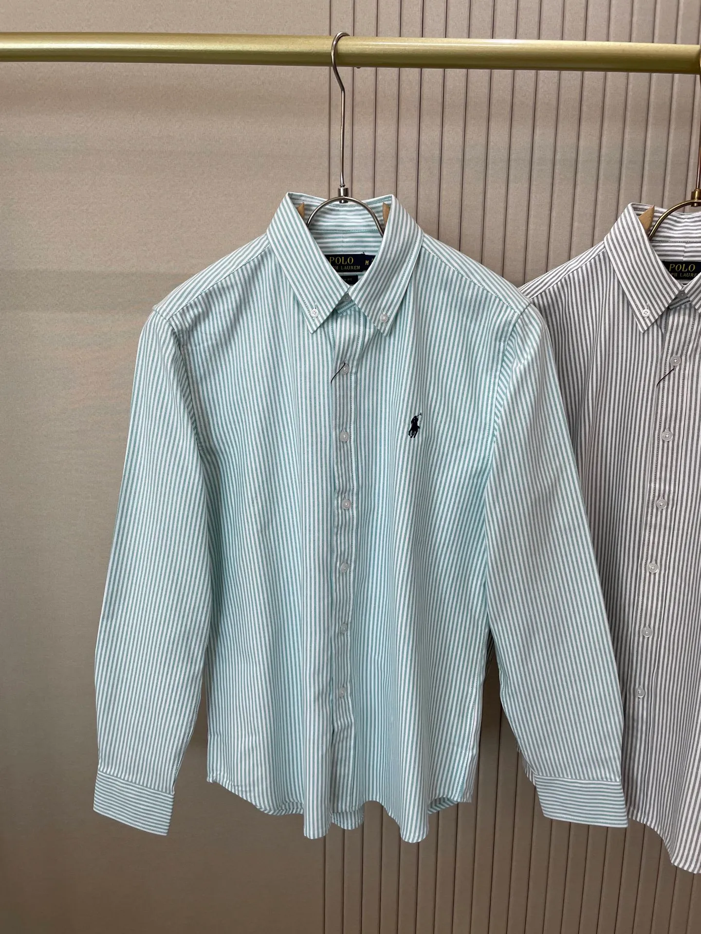 P220 🌸🌸🌸 POLO Ralph Lauren [High Quality] Classic shirt! The classic casual shirt made of pure cotton Oxford cloth has a unique design. It has a simple, clean and classic silhouette design. It is a versatile style that can be switched at will. The fabric feels soft and delicate, highly breathable, and is close to the skin and comfortable to wear. It can be worn alone as an inner layer. Its versatile performance is beyond your imagination! The upper body of the ready-to-wear is simple and classic yet elegant! Size:M-XXL